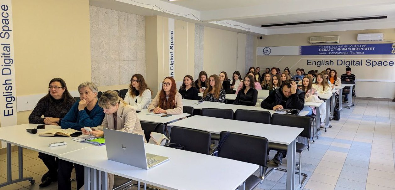 Слухачі лекції  професора Девіда Лівінгстона в освітньому хабі ТНПУ.jpg